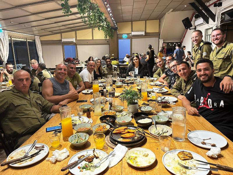 תמונה של מחלקת טנ"א חטיבה שבע נפרדת מקצינים בארוחת ערב חגיגית